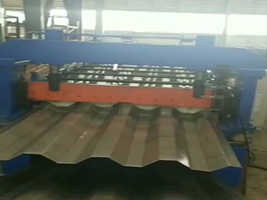 Side wall roller forming machine